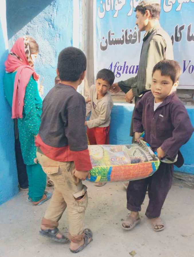 Kids receiving oil & rice